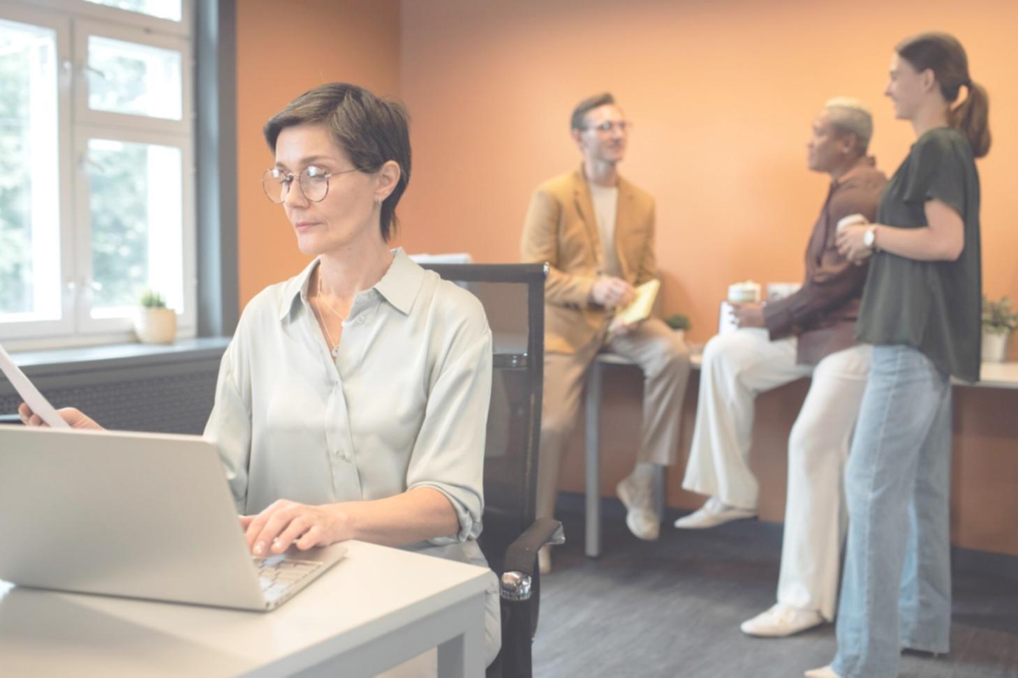 Environnement d'apprentissage moderne avec équipements technologiques avancés